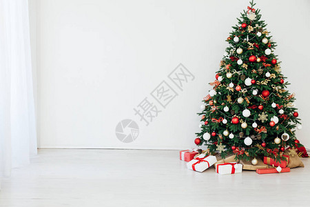 圣诞树松和新年礼物在白色房间图片