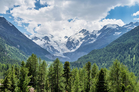 瑞士阿尔卑斯山伯尼纳山脉的山峰高清图片