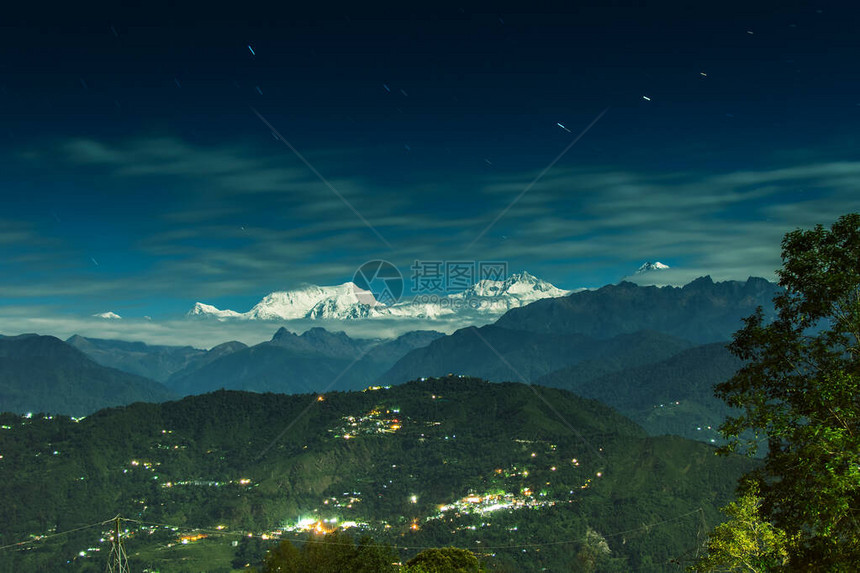 满月之夜拍摄的大喜马拉雅山脉的美丽景象印度锡金林仁川Rinche图片