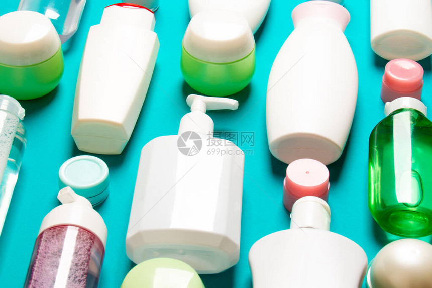 彩色背景上不同化妆品瓶和化妆品容器的顶端视图平面成分与图片