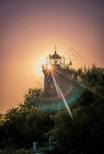 美丽的夏天日落和古老的海滨灯塔之图片