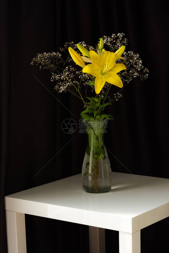 黑色背景上的黄色百合与百合和小白花的束工作室照片黄色和白色的垂直框架白色桌子上的花瓶里的礼图片