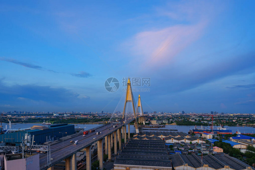 BhumibolBridge和ChaoPhraya河的空中景象在曼谷城市悬浮建筑概念结构中图片