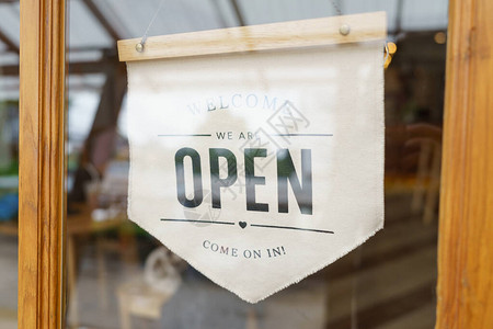 咖啡店玻璃窗外的欢迎打开标志商店准备服务咖啡餐厅零售店小企业主食图片