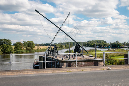 弗里斯兰省Dokkumernieuwezijlen桥的水闸图片