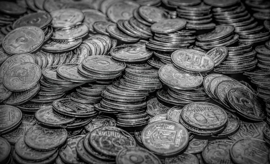 镍和铜硬币的散射货币通图片