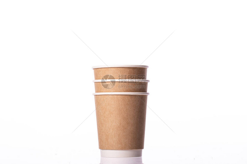 三个堆叠的一次可生物降解纸外卖杯关闭隔离在白色背景减少塑料污染的概念图片