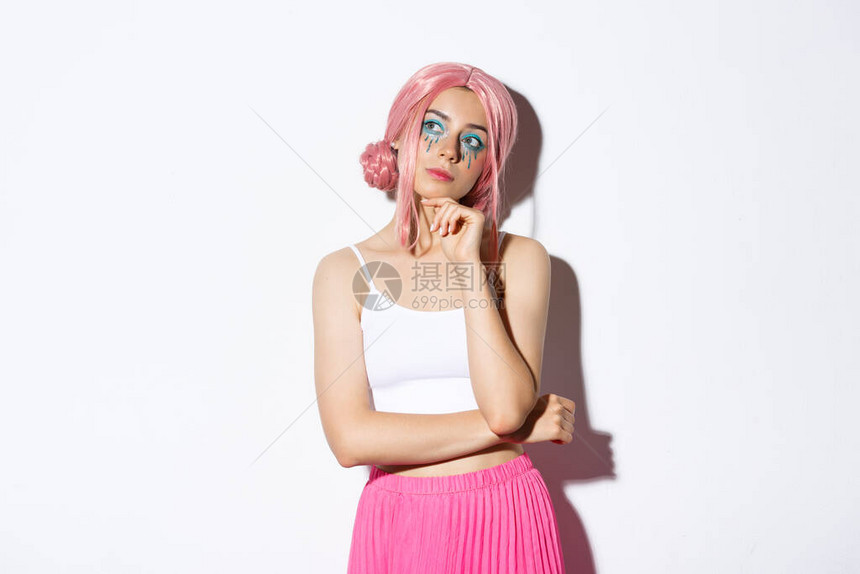 有粉红色动漫假发和亮妆的体贴迷人女模特的肖像图片