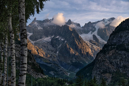 在意大利奥斯塔CourmayeurAosta的布朗茨山冰川表面图片