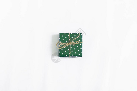 新年礼物布置在白色背景上礼品的绿色包装从上面查看在白色的布局精美包图片