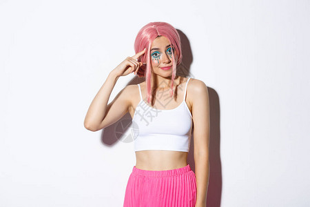 粉红色头发和万圣节化妆的讽刺女孩的肖像图片