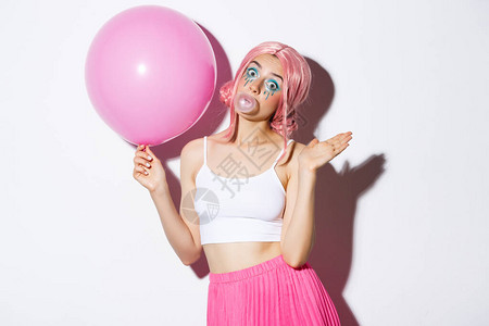 戴着粉红色假发的漂亮傻女孩的形象图片