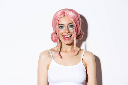 穿着粉红色假发的快乐美貌女模特图片