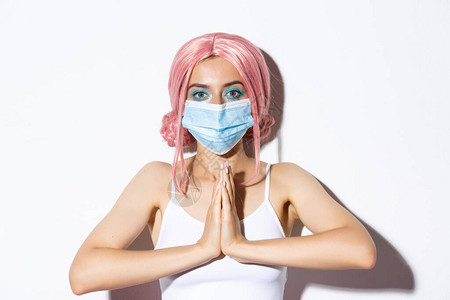 穿着医疗面具和粉红色假发的感恩女孩紧贴图片