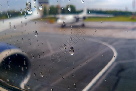 舷窗户上的雨滴飞机正准备在恶图片