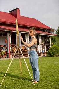 露天课年轻女艺术家绘画照片业余爱好的室外时间图片
