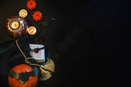 塔罗卡南瓜和蜡烛黑色背景图片