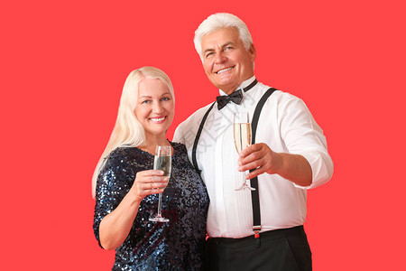 老年夫妇用香槟色背景新年庆祝活动图片