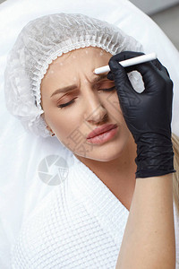 女人在脸颊上被化妆剂注射肉毒杆菌图片