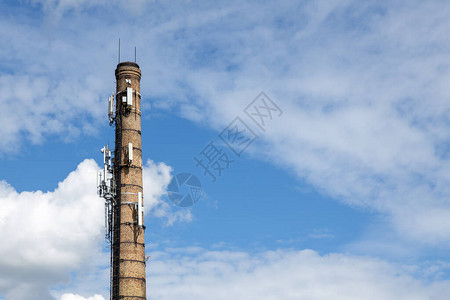 5G通讯设备安装在老式热电厂管道上图片