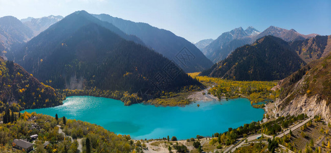 伊塞克山湖的秋天全景秋天的心情绿松石湖被群山环绕图片