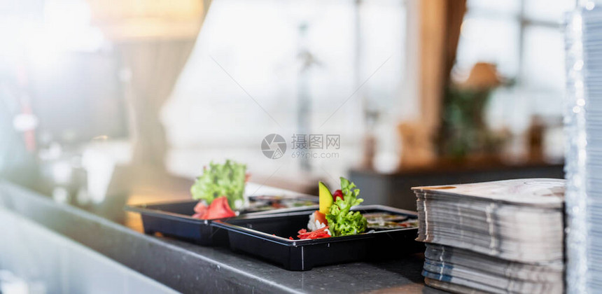 餐厅服务桌的寿司图片