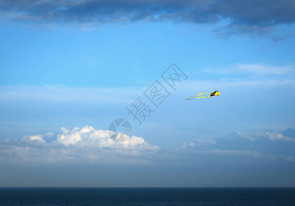 黄色风筝对着蓝天图片