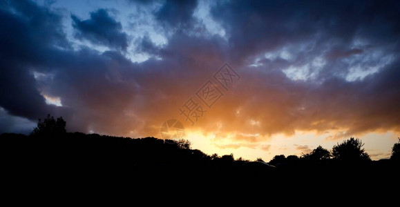 英国多佛山的壮丽日落与树木和云彩图片