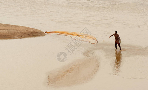 印度渔民在Shilaboti河上捕鱼图片