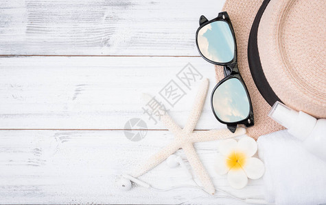 夏季背景草帽毛巾耳机和太阳镜图片
