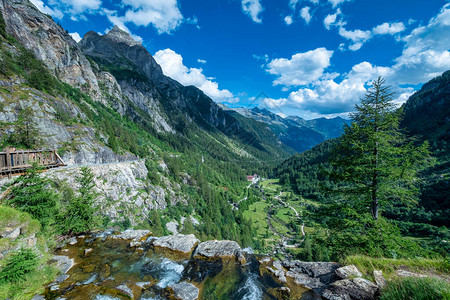 Formazza山谷的全景图片