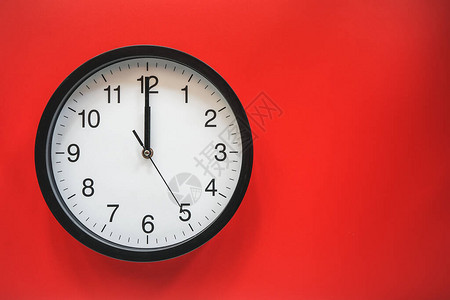 红色背景上的模拟经典黑白时钟背景图片