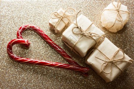 以斯堪的纳维亚风格包装圣诞礼物最起码和生态友好的礼品包装圣诞节糖果甘图片