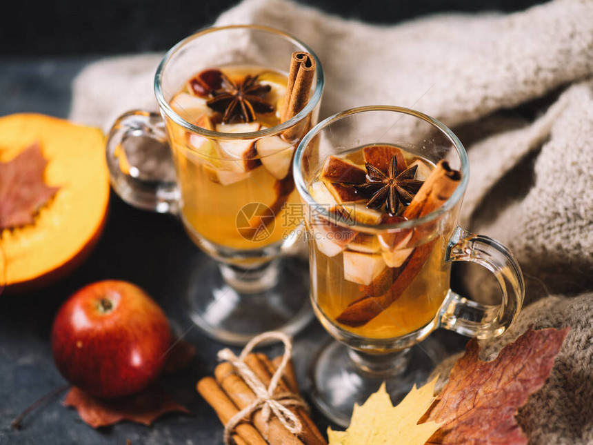 热秋冬季酒精饮料桑格利亚汽酒或苹果酒图片