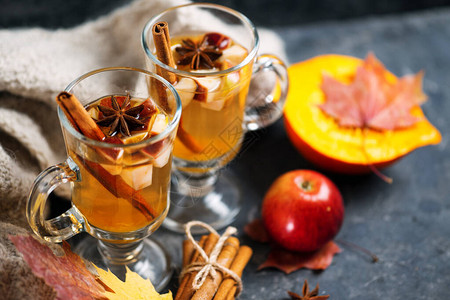 热秋冬季酒精饮料桑格利亚汽酒或苹果酒图片