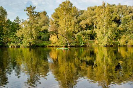 运动员在河上划皮艇秋天的风景莫斯科特罗吉图片