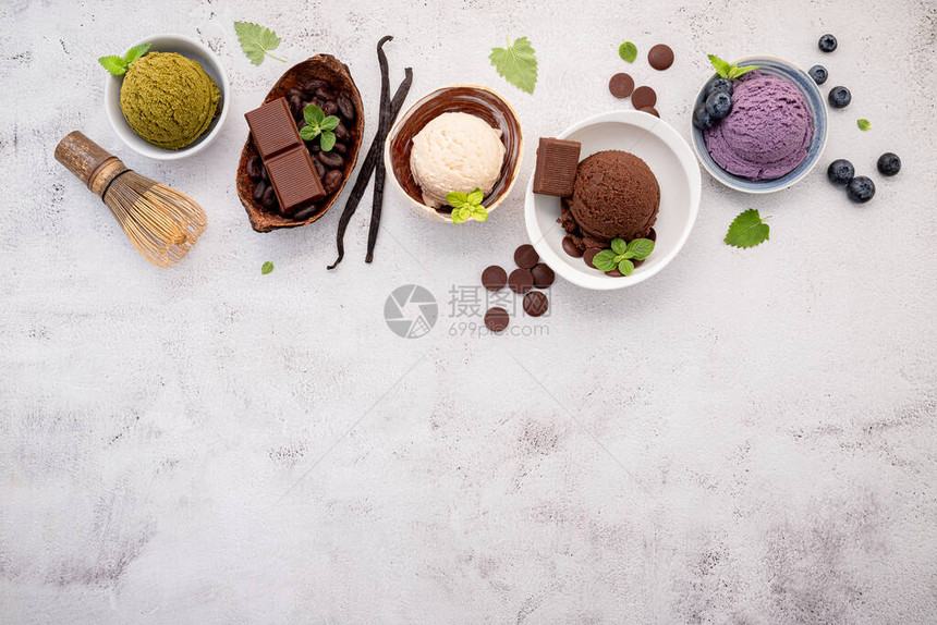 各种冰淇淋口味以碗蓝莓绿茶椰子和巧克力为背图片
