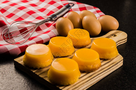 木板上美味的昆丁鱼传统的巴西甜点是用蛋黄图片