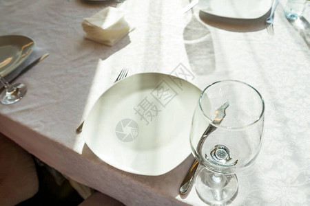 餐厅里的空杯子为宴会桌服务图片