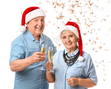 在白色背景下庆祝圣诞节的老年夫妇图片
