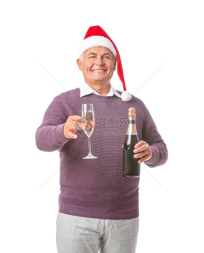 老人戴着圣诞帽子和香槟喝白底图片