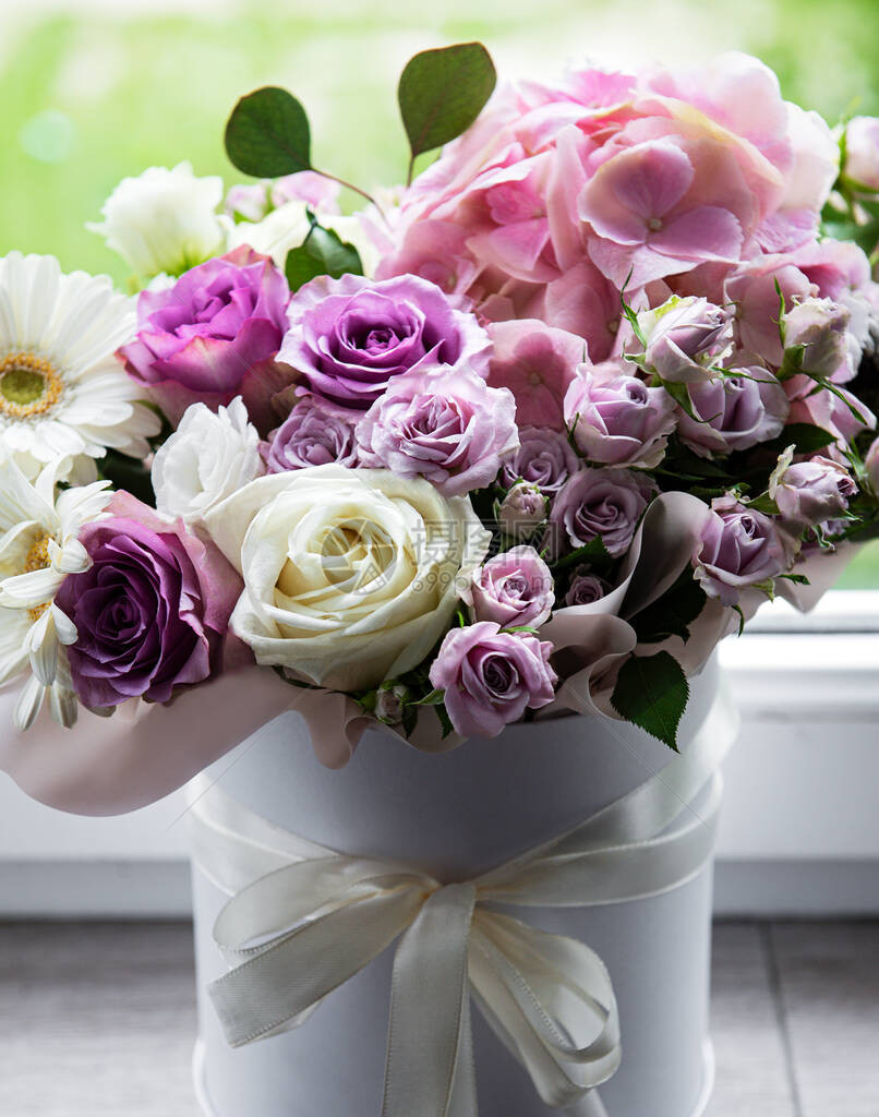 美丽的花朵粉红花兰和玫瑰在窗台上图片