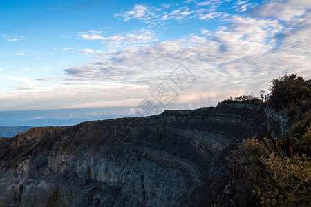 山上的日出卡瓦伊济火山图片