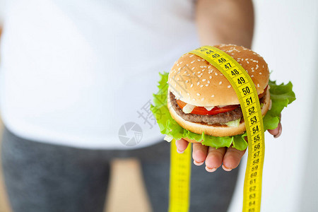 饮食概念女人用黄度量胶带包着有图片