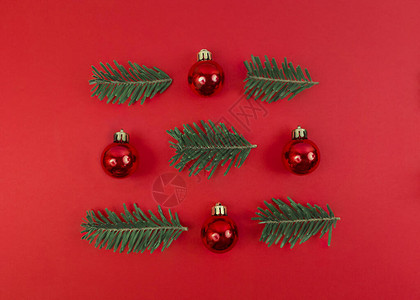圣诞的对称成分来自玩具小毛巾和红底树枝图片