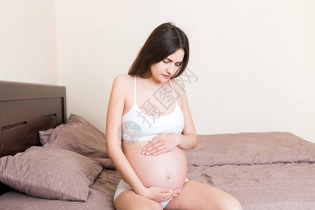 年轻的年轻怀孕少女图片