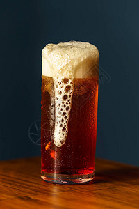 摩纳哥鸡尾酒法国传统饮料柠檬汁石榴和啤酒木图片