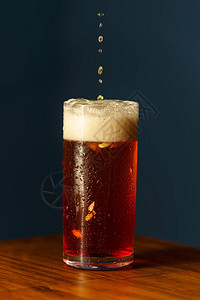 摩纳哥鸡尾酒法国传统饮料柠檬汁石榴和啤酒木图片