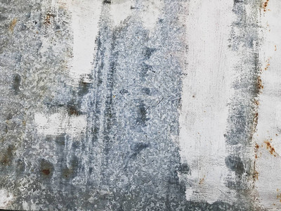 金属质感在米色污迹锈迹金属板腐蚀的背景下油漆房子的墙壁时图片