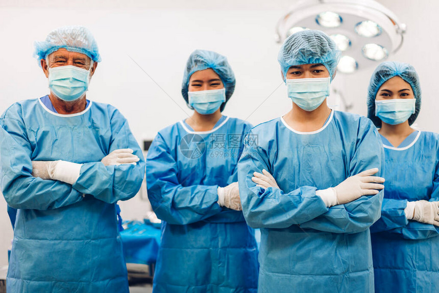 现代医院手术急诊室专业麻醉师医生疗团队和助理站在手术图片